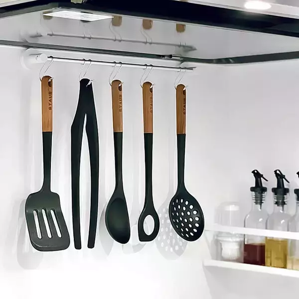 「収納の便利さがグンとアップ！無印良品「横ブレしにくいフック」の使い方」の画像