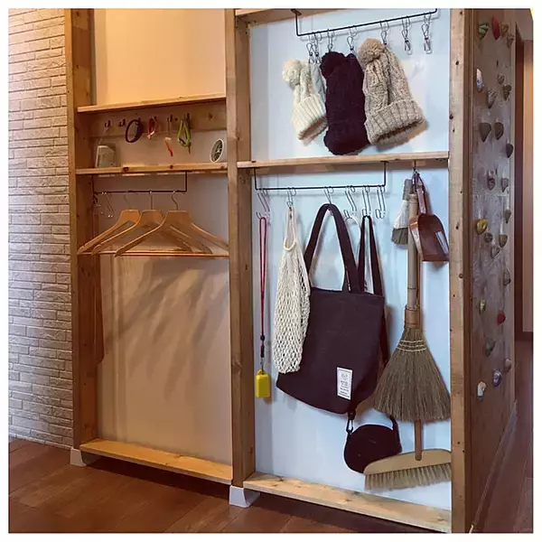 「収納の便利さがグンとアップ！無印良品「横ブレしにくいフック」の使い方」の画像