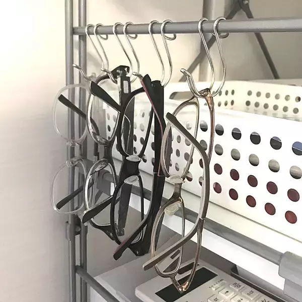 「収納の便利さがグンとアップ！無印良品「横ブレしにくいフック」の使い方」の画像