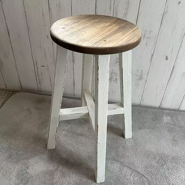 「休憩にもディスプレイにも大活躍！今すぐ作ってみたいDIYのスツール実例」の画像