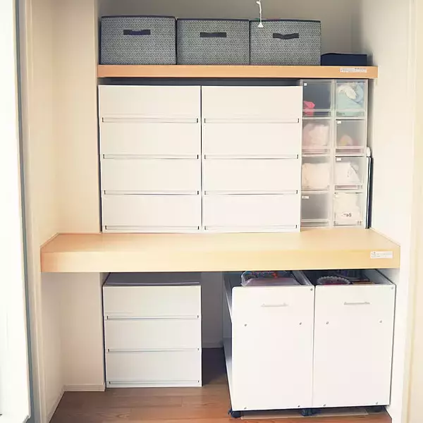 「空きスペースを有効活用！無印良品ポリプロピレンストッカーを使った収納アイデア」の画像