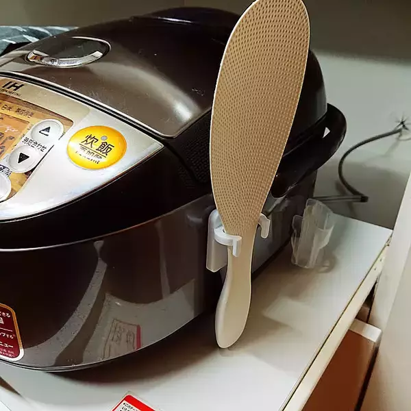 炊きたてのご飯をおいしく食べるために。ストレスフリーなしゃもじの置き方