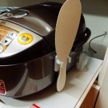 炊きたてのご飯をおいしく食べるために。ストレスフリーなしゃもじの置き方