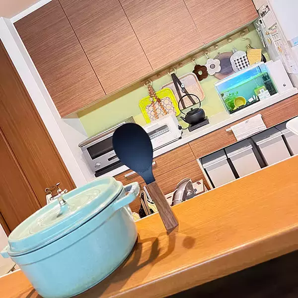 「炊きたてのご飯をおいしく食べるために。ストレスフリーなしゃもじの置き方」の画像