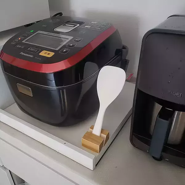 「炊きたてのご飯をおいしく食べるために。ストレスフリーなしゃもじの置き方」の画像