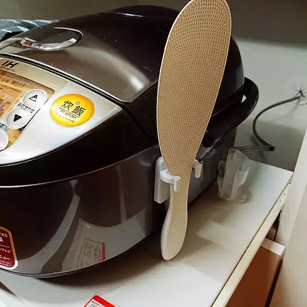 「炊きたてのご飯をおいしく食べるために。ストレスフリーなしゃもじの置き方」の画像