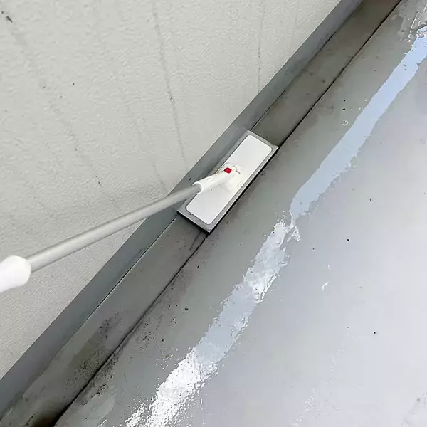 汚れがたまっても大丈夫！ユーザーさんたちが実践しているベランダ掃除のやり方