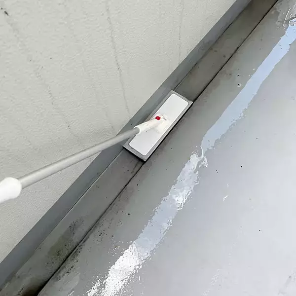 「汚れがたまっても大丈夫！ユーザーさんたちが実践しているベランダ掃除のやり方」の画像