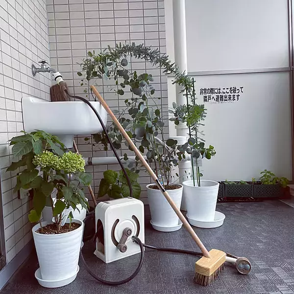「汚れがたまっても大丈夫！ユーザーさんたちが実践しているベランダ掃除のやり方」の画像