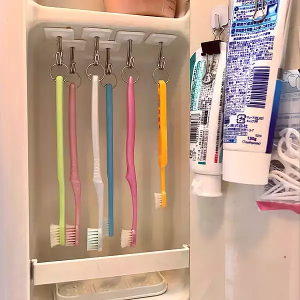 「すっきり片付いて清潔に保てる！歯ブラシとコップの置き方アイデア6選」の画像