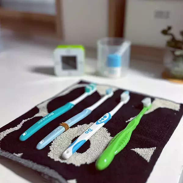 「すっきり片付いて清潔に保てる！歯ブラシとコップの置き方アイデア6選」の画像