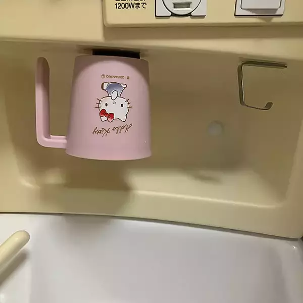 「すっきり片付いて清潔に保てる！歯ブラシとコップの置き方アイデア6選」の画像