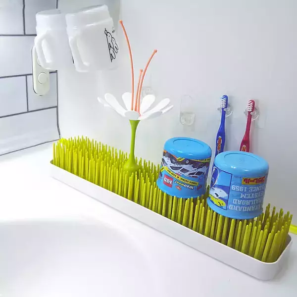 「すっきり片付いて清潔に保てる！歯ブラシとコップの置き方アイデア6選」の画像