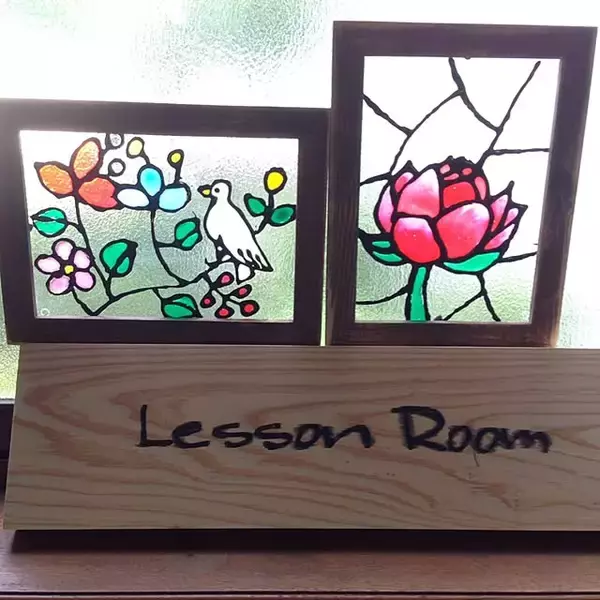 「透明感を活かして楽しむ！ダイソーのガラス絵の具を使ったアイデア紹介」の画像