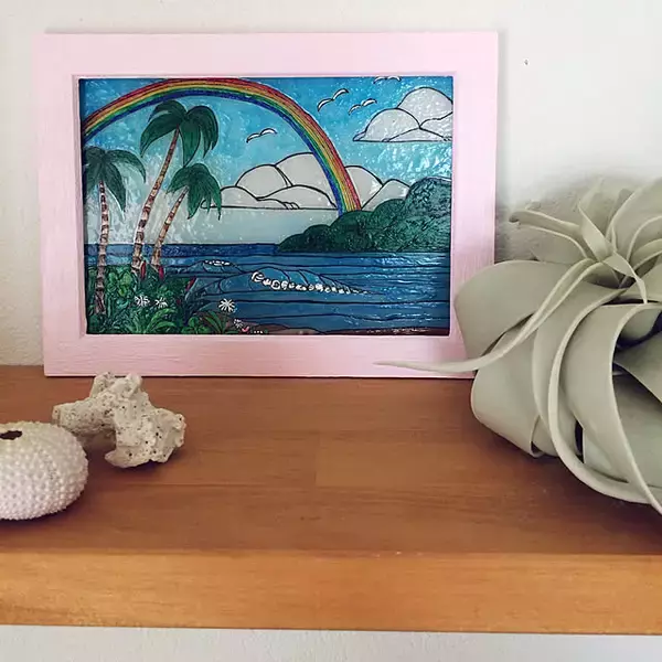 「透明感を活かして楽しむ！ダイソーのガラス絵の具を使ったアイデア紹介」の画像