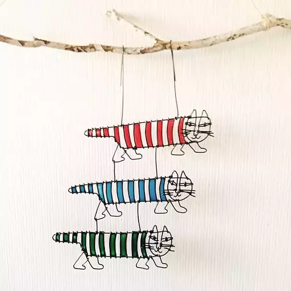 「透明感を活かして楽しむ！ダイソーのガラス絵の具を使ったアイデア紹介」の画像