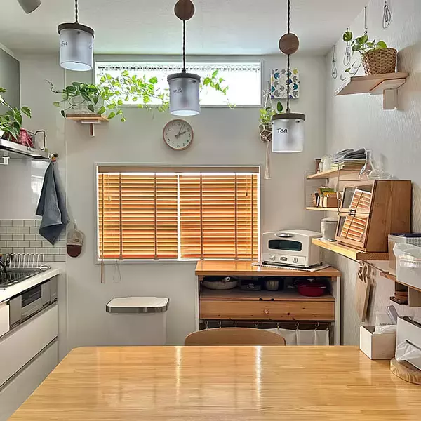 「すっきりとスタイリッシュな窓辺に♪ニトリのブラインドを使ったコーディネート実例」の画像