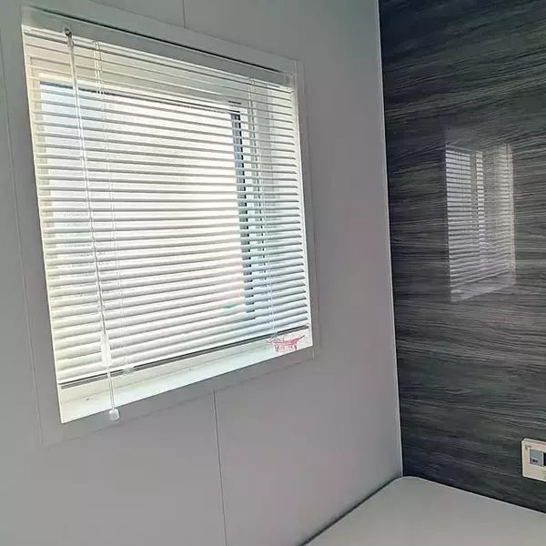 「すっきりとスタイリッシュな窓辺に♪ニトリのブラインドを使ったコーディネート実例」の画像