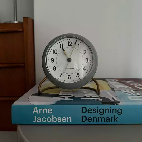 「「場所を選ばない名品。置くだけで絵になる、アルネ・ヤコブセンの置時計 」by nn-home さん」の画像