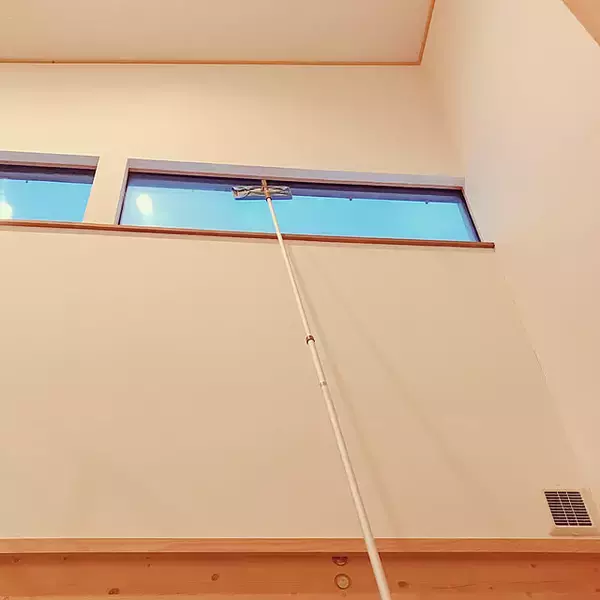 「安全を確保しながら掃除しにくい場所をきれいに。高所掃除のコツ」の画像