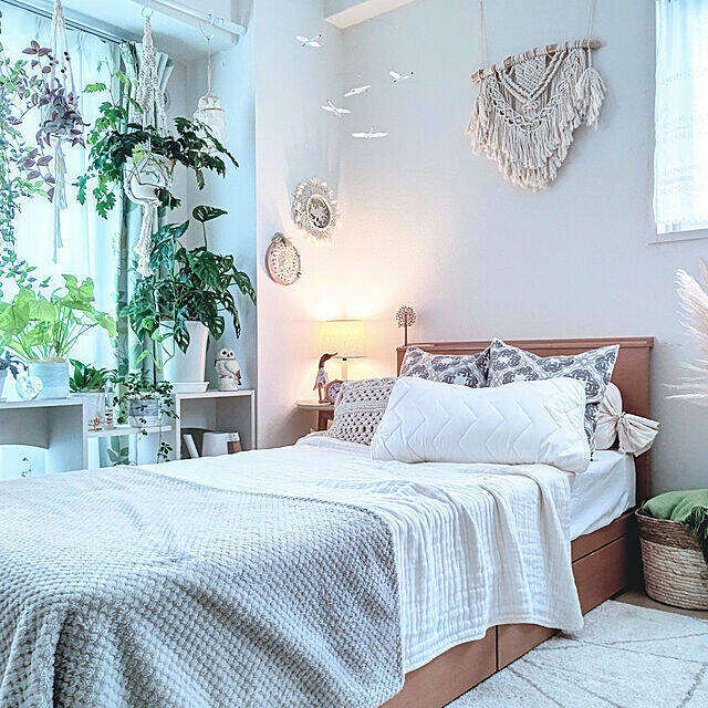 見た目も体感も涼しく♪快適な寝具で夏のさわやかベッドコーデ