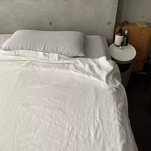 「見た目も体感も涼しく♪快適な寝具で夏のさわやかベッドコーデ」の画像