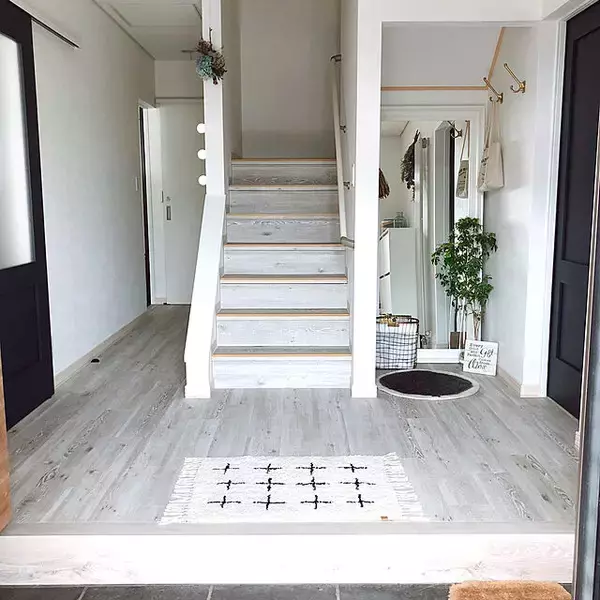 「開放的でエレガントに。海外風にコーディネートされた玄関10選」の画像