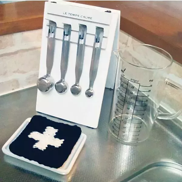 「塗ったり貼ったり工作感覚で楽しめる♪100均のまな板を使って簡単DIYを始めませんか？」の画像