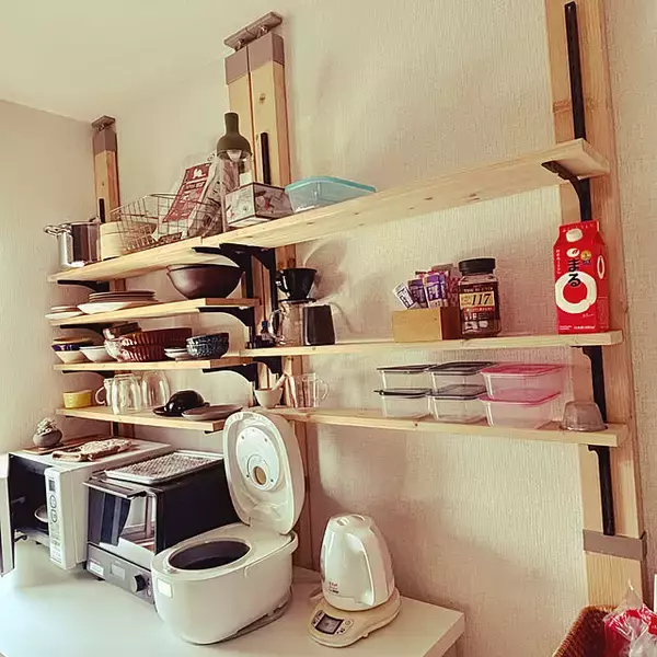 「「ここに置けたらいいのに」が叶う！DIYで収納棚を追加するアイデア実例」の画像