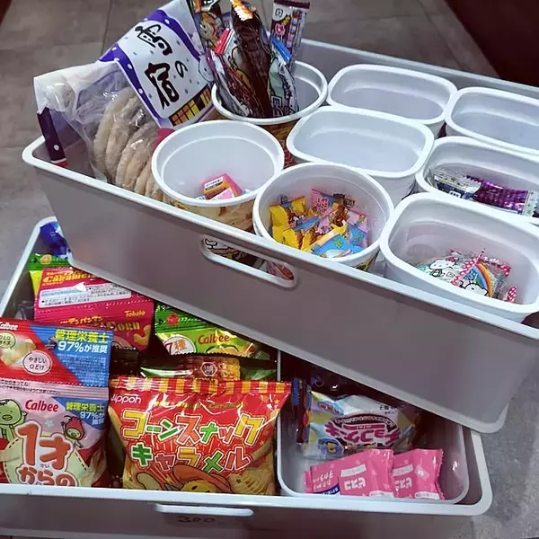 「食べたいおやつがすぐに見つかる♡在庫管理もスムーズになるお菓子の収納アイデア」の画像