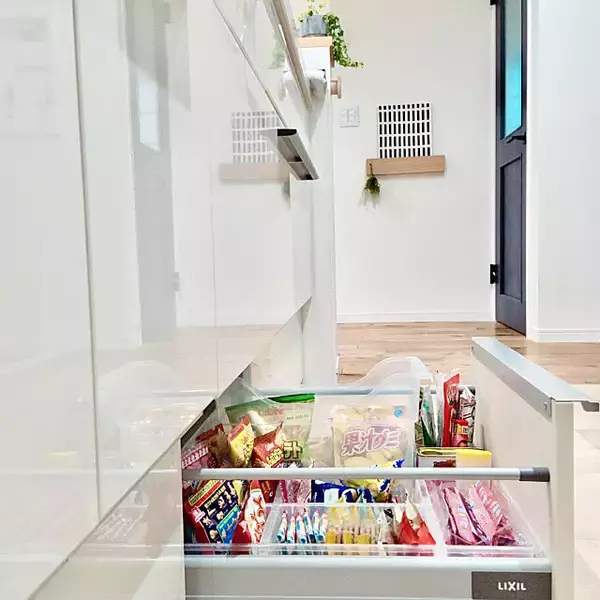 「食べたいおやつがすぐに見つかる♡在庫管理もスムーズになるお菓子の収納アイデア」の画像
