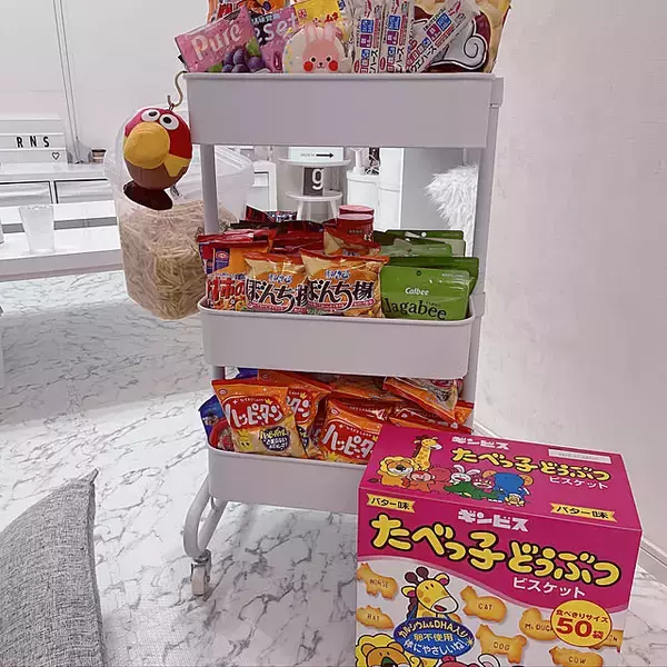 「食べたいおやつがすぐに見つかる♡在庫管理もスムーズになるお菓子の収納アイデア」の画像
