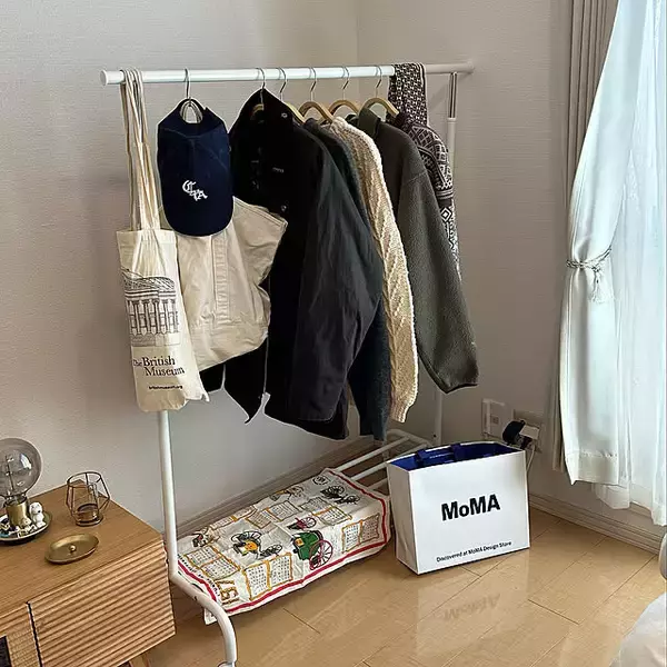 お気に入りの衣類を「見せる収納」してコーディネートに楽しみを。IKEAのおすすめハンガーラック