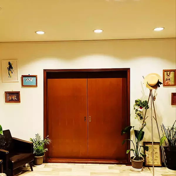 「お気に入りの衣類を「見せる収納」してコーディネートに楽しみを。IKEAのおすすめハンガーラック」の画像