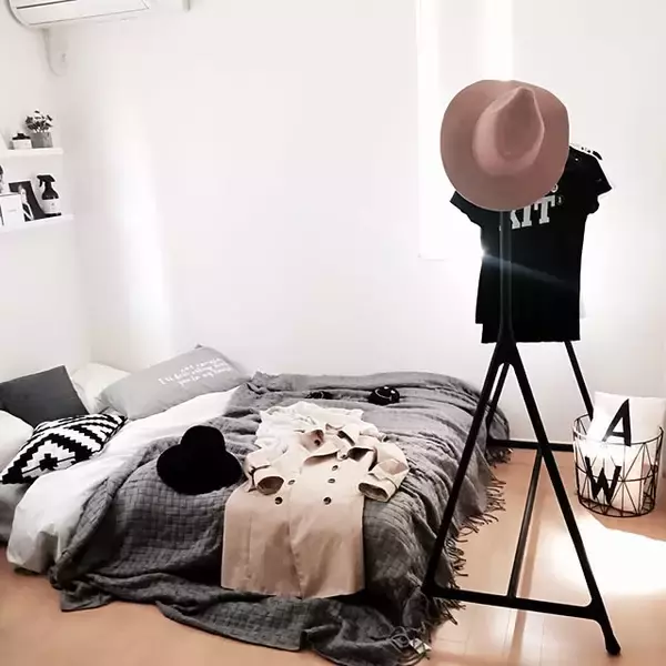 「お気に入りの衣類を「見せる収納」してコーディネートに楽しみを。IKEAのおすすめハンガーラック」の画像