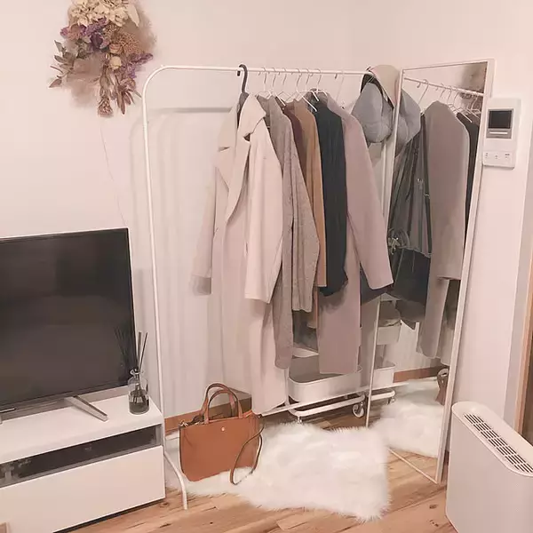 「お気に入りの衣類を「見せる収納」してコーディネートに楽しみを。IKEAのおすすめハンガーラック」の画像