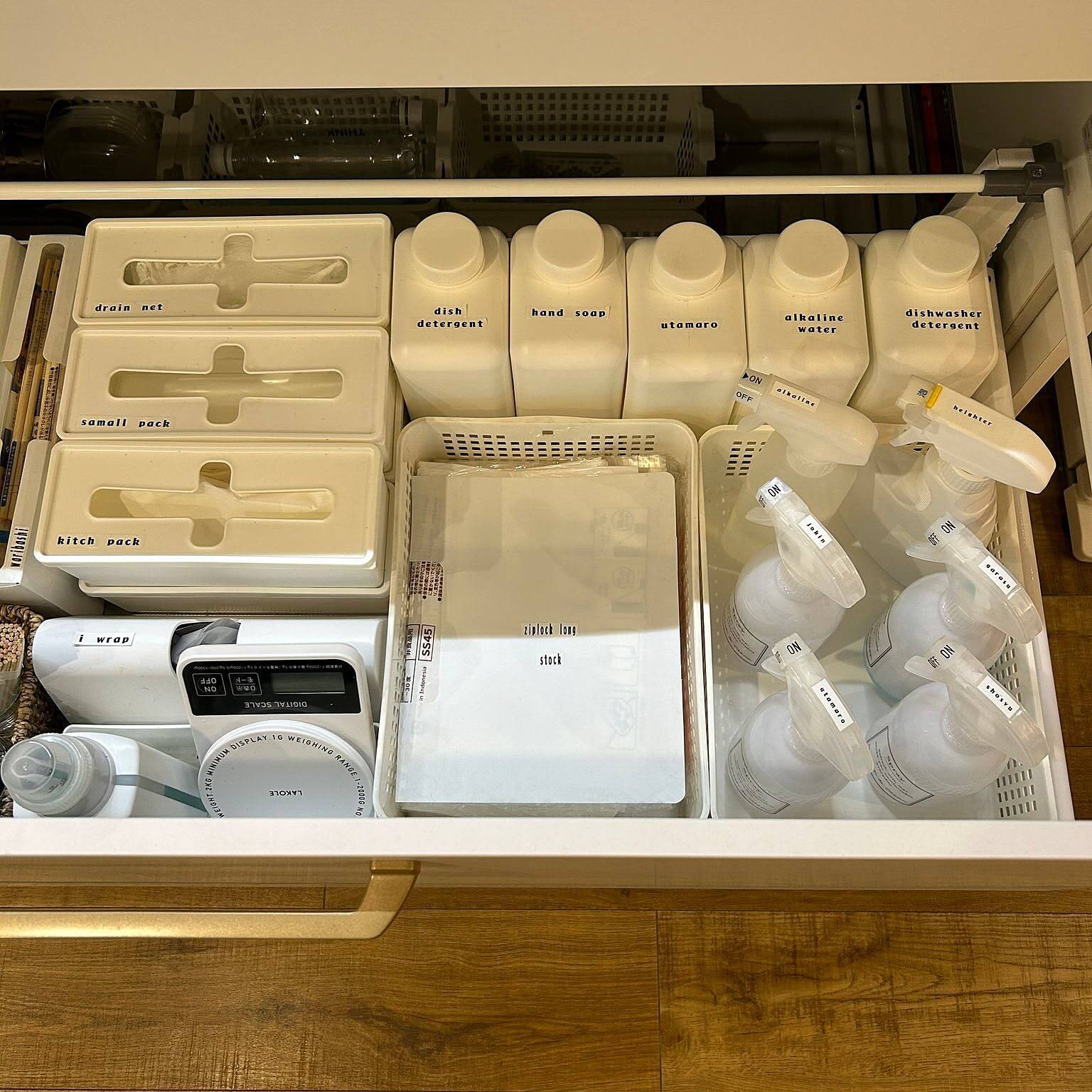 「生活感の扱い方で気分を上げる、外は可愛く中はすっきり収納」 by aromaさん