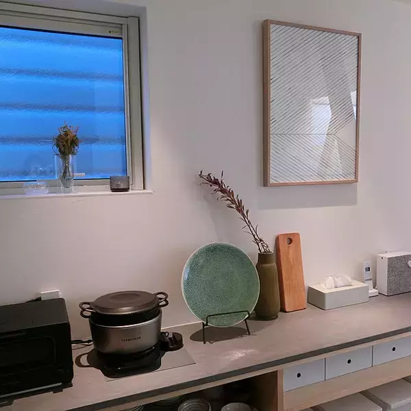 「キッチンをお気に入りの空間に！眺めていたくなるような北欧キッチン背面棚」の画像