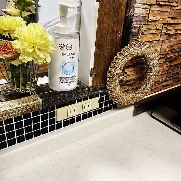 「貼るだけ簡単！remecleのモザイクタイルシートとガラスフィルム」の画像