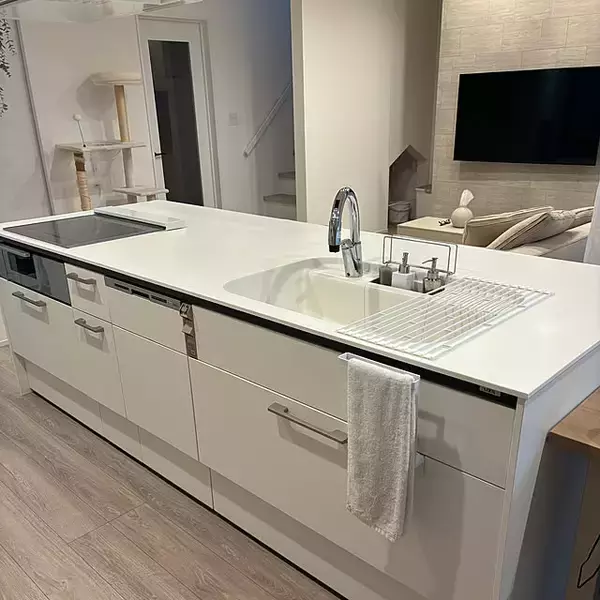 「スムーズな動線で家事もはかどる♪開放感抜群なアイランドキッチンの実例6選」の画像