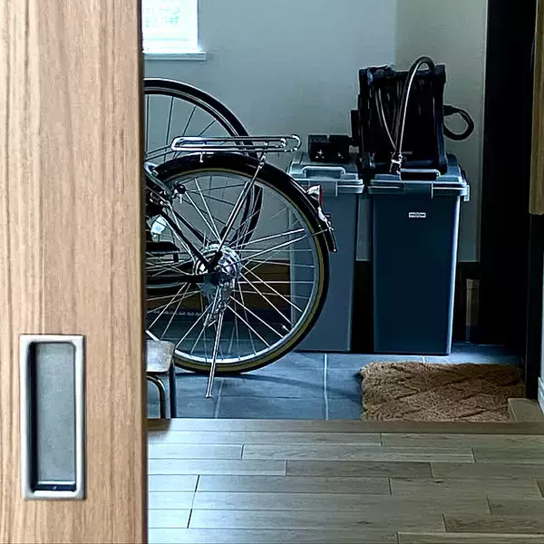 「台風が来る前に、忘れずチェック。窓とベランダの備え」の画像