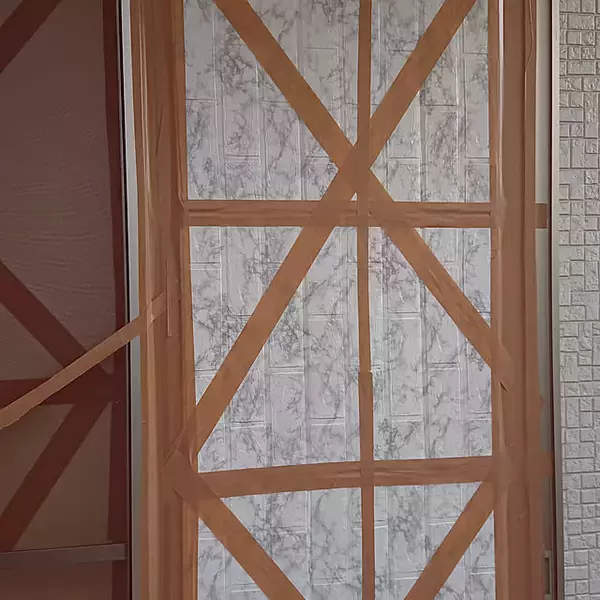 「台風が来る前に、忘れずチェック。窓とベランダの備え」の画像