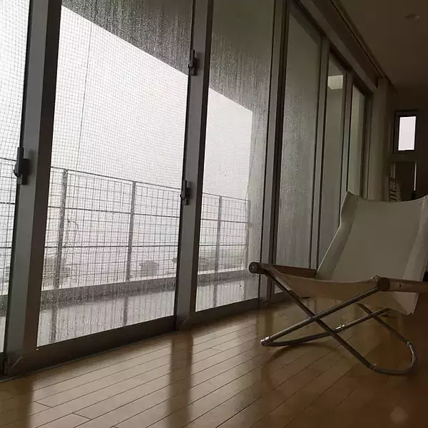 「台風が来る前に、忘れずチェック。窓とベランダの備え」の画像