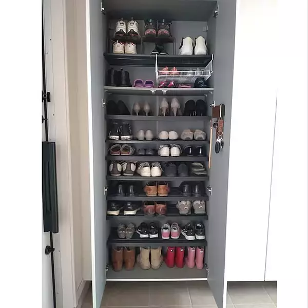 「デッドスペースを活かして収納力もアップ♪靴箱を使いやすく整えるアイデア」の画像