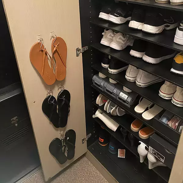 「デッドスペースを活かして収納力もアップ♪靴箱を使いやすく整えるアイデア」の画像