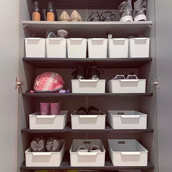 「デッドスペースを活かして収納力もアップ♪靴箱を使いやすく整えるアイデア」の画像