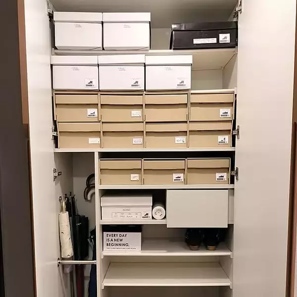 「デッドスペースを活かして収納力もアップ♪靴箱を使いやすく整えるアイデア」の画像