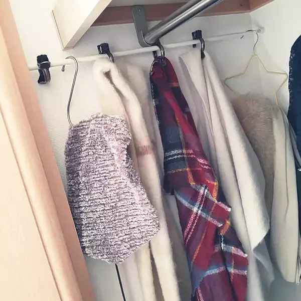 「毎日のコーディネートがもっと楽しくなる。気分を上げるスカーフ・ストールの収納方法6選」の画像