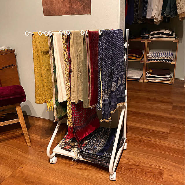 毎日のコーディネートがもっと楽しくなる。気分を上げるスカーフ・ストールの収納方法6選