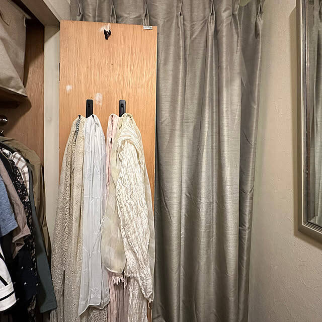 毎日のコーディネートがもっと楽しくなる。気分を上げるスカーフ・ストールの収納方法6選